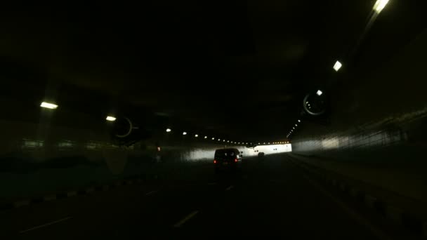 DUBAI, EMIRATI ARABI UNITI, Emirati Arabi Uniti - 20 NOVEMBRE 2017: Strada e tunnel sull'isola di Palm Jumeirah a Dubai, Auto in marcia verso il tunnel. . — Video Stock