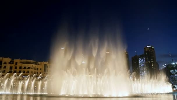 DUBAI, ÉMIRATS ARABES UNIS, Émirats arabes unis - 20 NOVEMBRE 2017 : Fontaines de danse nocturne, beaux ruisseaux d'eau, de lumière et de musique, sur fond de gratte-ciel  . — Video