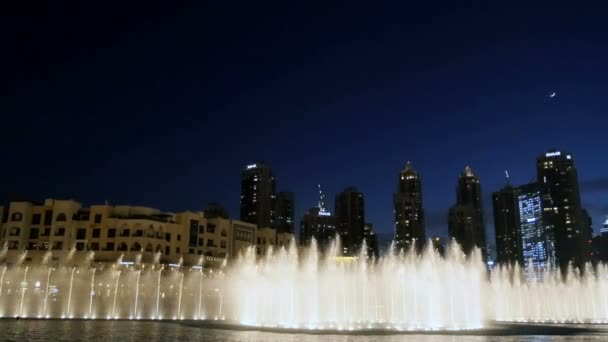 Dubaj, Spojené arabské emiráty, SAE - 20. listopadu 2017: Noc Dancing fountains, krásné proudy vody, světla a hudby na pozadí mrakodrapů . — Stock video