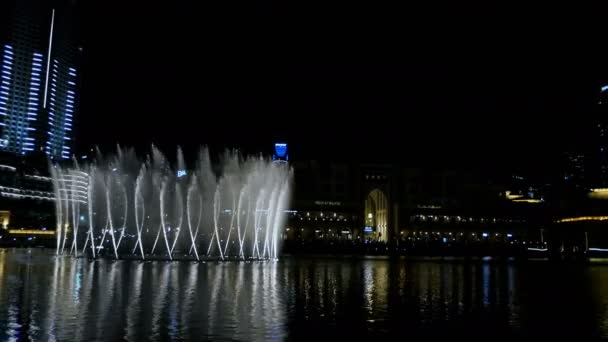 DUBAI, EMIRATOS ÁRABES UNIDOS, Emiratos Árabes Unidos - 20 de noviembre de 2017: Fuentes de baile nocturno, hermosos arroyos de agua, luz y música, sobre el fondo de los rascacielos  . — Vídeos de Stock