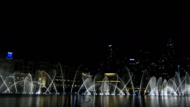 Dubaj, Spojené arabské emiráty, SAE - 20. listopadu 2017: Noc Dancing fountains, krásné proudy vody, světla a hudby na pozadí mrakodrapů . — Stock video