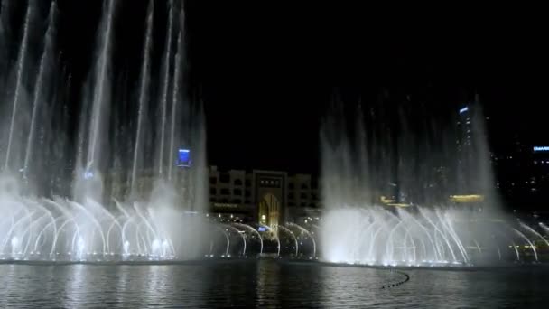 DUBAI, EMIRATOS ÁRABES UNIDOS, Emiratos Árabes Unidos - 20 de noviembre de 2017: Fuentes de baile nocturno, hermosos arroyos de agua, luz y música, sobre el fondo de los rascacielos  . — Vídeos de Stock