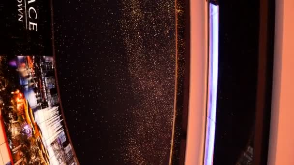 АРАБСКИЕ ЭМИРАТЫ, ОАЭ - 20 ноября 2017 года: Дубайский Малл, имитация звездного неба на потолке Дубайского Малла — стоковое видео