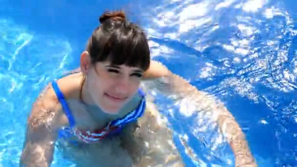 Усміхнена жінка крупним планом портрет в басейні . — стокове відео