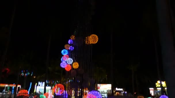 Dubai, vereinigte arabische Emirate, uae - 20. November 2017: dubai garden glow park beleuchtet in der Nacht. — Stockvideo