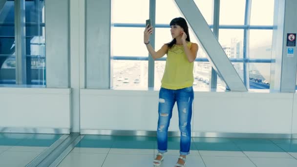 Chica morena bastante joven hacer selfie, en el cruce del metro, utilizando el teléfono inteligente , — Vídeos de Stock