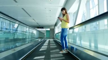 Otomatik geçit, merdiven crossing, telefonunu, iletişim ortalaması, şık bir gadget'ı kullanarak metro üzerinde duran kadın. Her zaman temas halinde bir kavramdır.