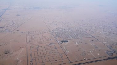 Dubai, Birleşik Arap Emirlikleri, BAE - 20 Kasım 2017: Dubai ve çevresi, üstten görünüm Dubai günbatımı, Gösterim varış havaalanında uçağa karayolu trafik .