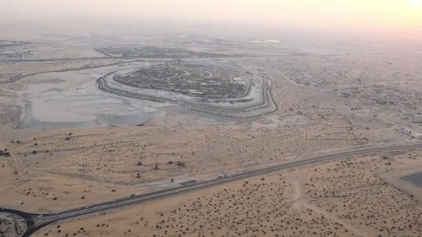 DUBAI, EMIRATI ARABI UNITI, Emirati Arabi Uniti - 20 NOVEMBRE 2017: vista dall'alto su Dubai e dintorni, traffico autostradale dall'aereo al tramonto, vista su Dubai all'arrivo in aeroporto  . — Video Stock
