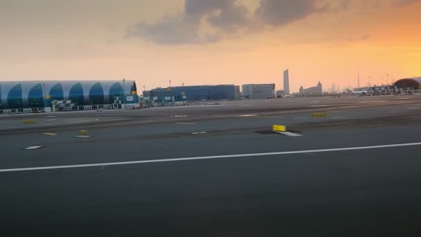 Dubai, Förenade Arabemiraten, Uae - 20 November 2017: solnedgång, planet kommer in för landning, utsikt från fönstret flygplan. Flygplatsen i Dubai — Stockvideo