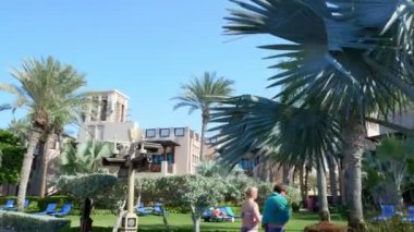 Dubai, Birleşik Arap Emirlikleri, BAE - 20 Kasım 2017: Otel Jumeirah Al Qasr Madinat, plaj bölge, düşünce otel sınırları boyunca yürüyüş