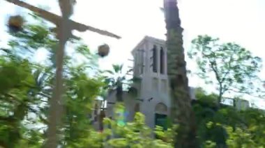 Dubai, Birleşik Arap Emirlikleri, Birleşik Arap Emirlikleri - 20 Kasım 2017: Otel Jumeirah Al Qasr Madinat, sabah yürüyüşü otel çevresinde otobüs böceğe, hepsi yeşil güneş vardır