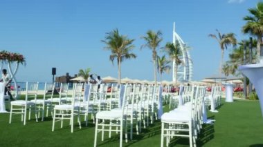 Dubai, Birleşik Arap Emirlikleri, BAE - 20 Kasım 2017: Otel Jumeirah Al Qasr Madinat, Burj al Arab yakınındaki Düğün dekorasyon, sahilde düğün töreni için hazırlık