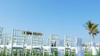 Dubai, Birleşik Arap Emirlikleri, BAE - 20 Kasım 2017: Otel Jumeirah Al Qasr Madinat, Burj al Arab yakınındaki Düğün dekorasyon, sahilde düğün töreni için hazırlık