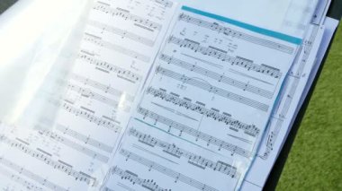 Notalar. Melodi sayfalarını bir stand kapatın. Seçici odak ile müzik notaları.