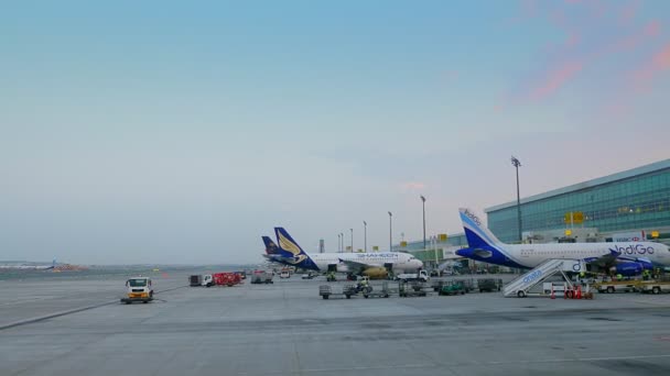 DUBAI, UNITED ARAB EMIRATES, Emirados Árabes Unidos - NOVEMBRO 20, 2017: Aeroporto Internacional em Dubai, Muitos aviões estão estacionando, esperando por seus passageiros .view da janela do avião — Vídeo de Stock