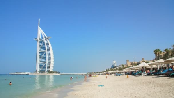 Dubaj, Spojené arabské emiráty, SAE - 20. listopadu 2017: Hotel Jumeirah Al Qasr, poblíž Burj al Arab. Pohled na pláž luxusní a grand plachty Burj al Arab Hotel ve tvaru — Stock video