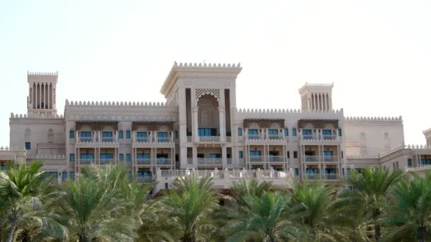 Dubai, Verenigde Arabische Emiraten, Verenigde Arabische Emiraten - 20 November 2017: Weergave van luxe 5 sterren Hotel Jumeirah Al Qasr Madinat, grootste resort in emiraat met eigen kunstmatige grachten. — Stockvideo