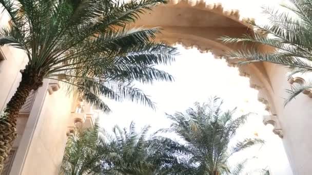 Dubai, Egyesült Arab Emírségek, Uae - November 20, 2017: Hotel Jumeirah Al Qasr Madinat, az anya és a gyermek sétára a strandtól, a szálloda komplexum területén — Stock videók