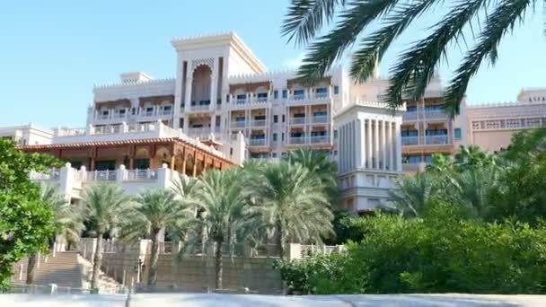 Dubai, Zjednoczone Emiraty Arabskie, Dubaj, ZEA - 20 listopada 2017: Widok luksusowy 5-gwiazdkowy Hotel Jumeirah Al Qasr Madinat, największy ośrodek w Emirat z własnych sztuczne kanały. — Wideo stockowe