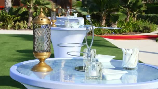 DUBAI, UNITED ARAB EMIRATES, UAE - NOVEMBER 20, 2017: Hotel Jumeirah Al Qasr Madinat , near Burj al Arab. wedding decor, preparation for wedding ceremony on the beach — Stock Video