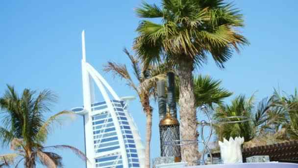 Dubaj, Spojené arabské emiráty, SAE - 20. listopadu 2017: Hotel Jumeirah Al Qasr Madinat, poblíž Burj al Arab. Svatební výzdoba, příprava na svatební obřad na pláži — Stock video