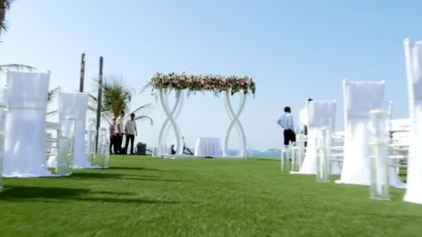 DUBAI, UNITED ARAB EMIRATES, UAE - NOVEMBER 20, 2017: Hotel Jumeirah Al Qasr Madinat, near Burj al Arab. свадебный декор, подготовка к свадебной церемонии на пляже — стоковое видео