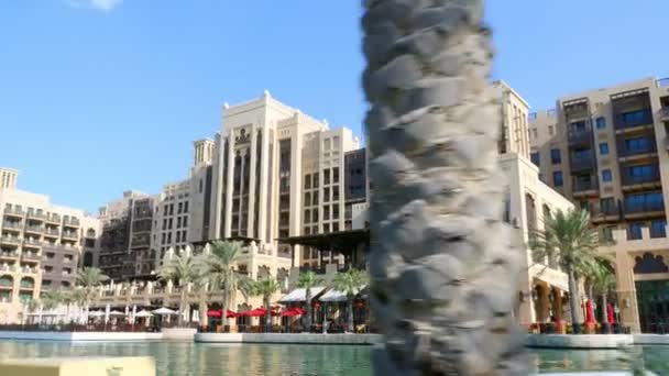 Dubai, Egyesült Arab Emírségek, Uae - November 20, 2017: View luxus 5 csillagos Hotel Jumeirah Mina A Salam, Madinat, a legnagyobb üdülőhely a saját mesterséges csatornák Emirátus. — Stock videók