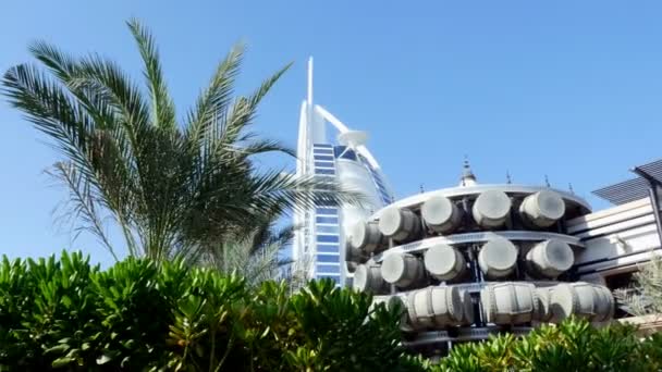 Ντουμπάι, Ηνωμένα Αραβικά Εμιράτα, Ηνωμένα Αραβικά Εμιράτα - 20 Νοεμβρίου 2017: Προβολή της πολυτέλειας 5 αστέρων Jumeirah Beach Hotel, κοντά στο Burj al Arab. — Αρχείο Βίντεο