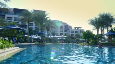 Dubai, Birleşik Arap Emirlikleri, Birleşik Arap Emirlikleri - 20 Kasım 2017: Jumeirah Beach Hotel, Burj al Arab yakınındaki görünümü lüks 5 yıldız Güneş ışınları, Aile tatil yüzme havuzunda yakınındaki sakin ol.