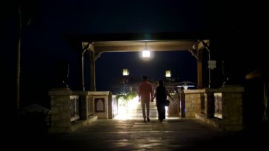 Dubai, Birleşik Arap Emirlikleri, BAE - 20 Kasım 2017: Otel Jumeirah Al Qasr Madinat, gece, fenerler, genç çift yürüyen ışık