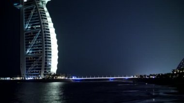 Dubai, Birleşik Arap Emirlikleri, Birleşik Arap Emirlikleri - 20 Kasım 2017: Otel Jumeirah Madinat Burj al Arab, gece, ışıklar, tüm otel görünümünü parlıyor,