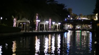 Dubai, Birleşik Arap Emirlikleri, Birleşik Arap Emirlikleri - Kasım 20, 2017:Hotel Al Qasr Madinat Jumeirah, gece bir teknede su kanal boyunca yürümek. Fener binalar aydınlatmak
