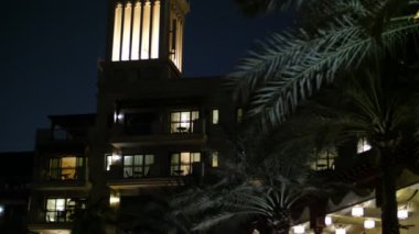 Dubai, Birleşik Arap Emirlikleri, Birleşik Arap Emirlikleri - 20 Kasım 2017: Otel Jumeirah Al Qasr Madinat, gece, ışıklar, tüm otel görünümünü parlıyor