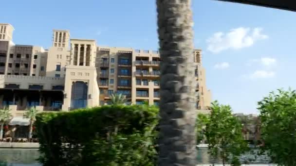 Dubai, Birleşik Arap Emirlikleri, Birleşik Arap Emirlikleri - 20 Kasım 2017: Otel Jumeirah Mina A Salam, Madinat, en büyük Emirliği kendi yapay kanalları ile beldesinde görünümü lüks 5 yıldız. — Stok video