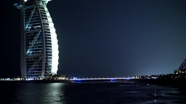 Dubaj, Spojené arabské emiráty, SAE - 20. listopadu 2017: Hotel Madinat Jumeirah Burj al Arab., pohled hotel v noci, všechny světla, svítí, — Stock video