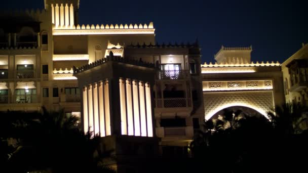 Dubai, Egyesült Arab Emírségek, Uae - November 20, 2017: Hotel Jumeirah Al Qasr Madinat, a kilátás az éjszaka, minden-ban-a fények, izzás — Stock videók