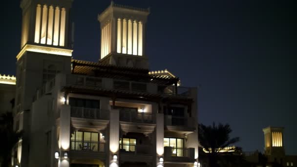 Dubai, Birleşik Arap Emirlikleri, Birleşik Arap Emirlikleri - 20 Kasım 2017: Otel Jumeirah Al Qasr Madinat, gece, ışıklar, tüm otel görünümünü parlıyor — Stok video