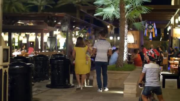 Dubai, Förenade Arabemiraten, Uae - 20 November 2017: Hotel Jumeirah Al Qasr-Madinat, beskåda av hotel på natten, allt i lampor, lyser. människor promenera längs kanalerna, restauranger — Stockvideo