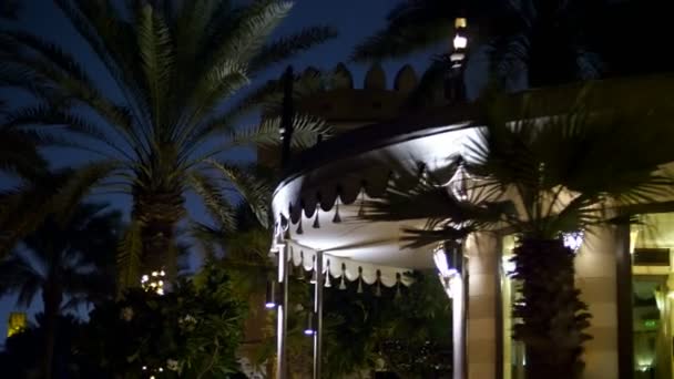 DUBAI, ÉMIRATS ARABES UNIS, Émirats arabes unis - 20 NOVEMBRE 2017 : Hotel Jumeirah Al Qasr Madinat, La vue de l'hôtel la nuit, tout dans les lumières, brille — Video