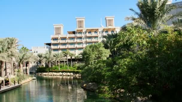 Dubai, Об'єднані Арабські Емірати, ОАЕ - 20 листопада 2017: Перегляд розкішних 5 зірок готель Jumeirah Madinat, найбільший курорт у емірату з власних штучних каналів. — стокове відео