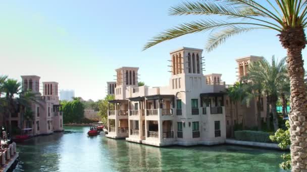 Dubaj, Spojené arabské emiráty, SAE - 20. listopadu 2017: Pohled luxusní 5 hvězdiček hotelu Jumeirah Madinat, největší resort v Emirátu s vlastní umělé kanály. — Stock video