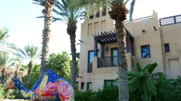 АРАБ ЭМИРАТЕС, ОАЭ - 20 ноября 2017 года: Вид на роскошный 5-звездочный отель JUMEIH Madinat, крупнейший курорт в эмирате с собственными искусственными каналами . — стоковое видео