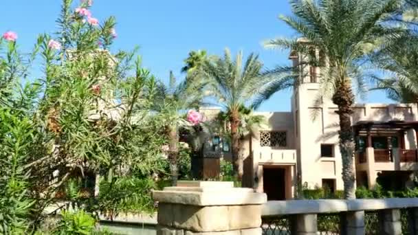 DUBAI, UNITED ARAB EMIRATES, Emirados Árabes Unidos - NOVEMBRO 20, 2017: Vista de luxo 5 estrelas Hotel JUMEIRAH Madinat, maior resort emirado com canais artificiais próprios . — Vídeo de Stock