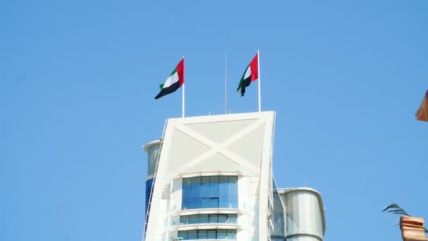 Dubaj, Spojené arabské emiráty, SAE - 20. listopadu 2017: Hotel Jumeirah Beach Hotel poblíž Burj al Arab. — Stock video