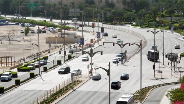 DUBAI, EMIRATOS ÁRABES UNIDOS, Emiratos Árabes Unidos - 20 de noviembre de 2017: El tráfico se mueve a lo largo de una concurrida carretera urbana por la tarde. Una vista desde arriba. autopista a través de la ciudad . — Vídeos de Stock