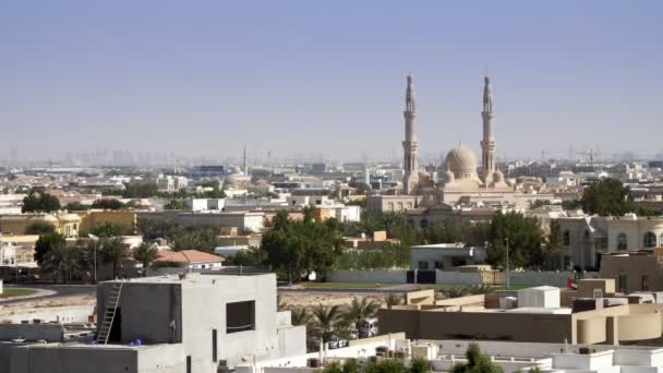ドバイ、アラブ首長国連邦、アラブ首長国連邦 - 2017 年 11 月 20 日: ホテル コンプレックス ジュメイラ マディナ付近のモスクは、上からの眺め — ストック動画