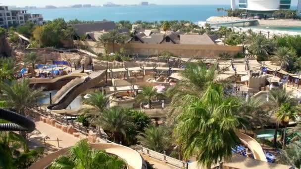 DUBAI, UNITED ARAB EMIRATES, UAE - NOVEMBER 20, 2017: Hotel JUMEIRAH BEACH HOTEL near Burj al Arab. water park Wild Wadi, on the territory of the hotel complex — Stock Video