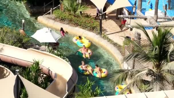 АРАБСКИЕ ЭМИРАТЫ - 20 ноября 2017 года: отель JUMEIH BEACH HACH под Бурдж-эль-Арабом. аквапарк Wild Wadi, на территории гостиничного комплекса — стоковое видео