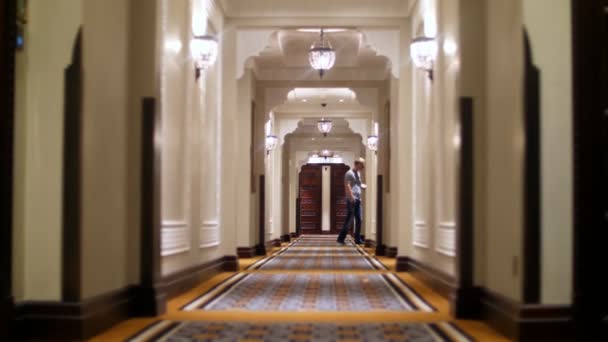 Dubai, Egyesült Arab Emírségek, Uae - November 20, 2017: Hotel Jumeirah Al Qasr Madinat, szép folyosóján egy drága szállodában — Stock videók
